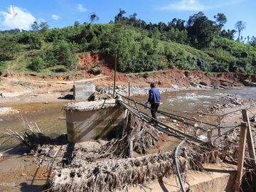 Đường vào thôn Trà Văn A, nơi một vệt làng đã bị lũ cuốn trôi. Ảnh: Nguyễn Đông.