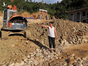 Ông Bình trên nền đất đá trước đây là ba căn nhà của mình. Ảnh: Nguyễn Đông.