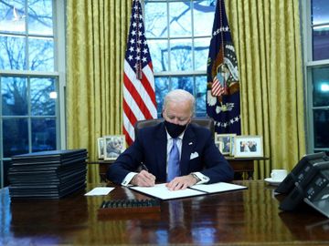 Tổng thống Mỹ Joe Biden ký sắc lệnh tại Phòng Bầu dục trong Nhà Trắng ngày 20.1 REUTERS