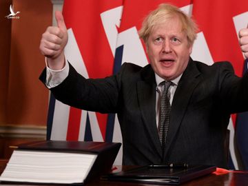Thủ tướng Anh Boris Johnson tại văn phòng ở số 10 Phố Downing, London hôm 30/12. Ảnh: Reuters.