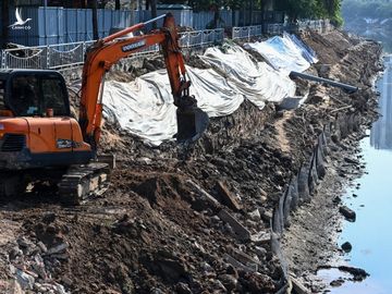 Hà Nội đang xây dựng hệ thống cống gom nước thải hai bên bờ sông Tô Lịch để đưa về nhà máy xử lý nước thải Yên Xá. Ảnh: Giang Huy.