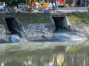Dọc hai bờ sông Tô Lịch có hàng trăm cống nước thải. Ảnh: Giang Huy.