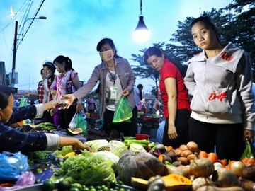 Do ảnh hưởng của dịch bệnh nhiều công nhân sẽ ở lại thành phố làm việc kiếm thêm thu nhập trong dịp Tết. Trong ảnh, công nhân khu công nghiệp Tân Tạo, quận Bình Tân mua đồ ăn sau khi tan ca. Ảnh: Hữu Khoa.