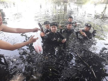 Trung úy Nhật Phương (người sau cùng) cùng đồng đội lặn tìm tang vật trong một vụ án /// NVCC