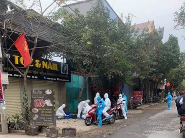 Nơi sinh sống của ca nghi mắc Đ.V.Tr. (Sóc Sơn, Hà Nội) cũng đang được lực lượng chức năng tiến hành phong tỏa, phun khử khuẩn.