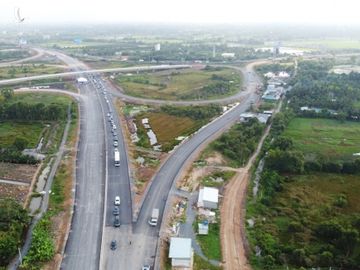 Đoàn ôtô chạy thực nghiệm thông tuyến cao tốc Trung Lương - Mỹ Thuận 12 hôm trước. Ảnh: Hoàng Nam