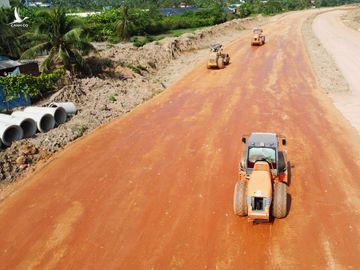 Đường Vành đai TP Tân An có tổng vốn 973 tỷ đồng đang được triển khai thi công. Ảnh: Hoàng Nam.