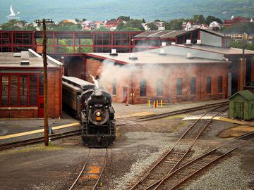 Di tích lịch sử quốc gia Steamtown trưng bày các đầu máy hơi nước. Du khách có thể tận mắt chứng kiến những cỗ máy đã thúc đẩy cuộc cách mạng công nghiệp tại Mỹ. Bảo tàng cũng có một số triển lãm cho phép du khách tương tác như trải nghiệm sắp xếp thư trong Bưu điện Đường sắt, xem những thợ máy xe lửa làm việc trên những động cơ hơi nước khổng lồ. Ảnh: discovernepa