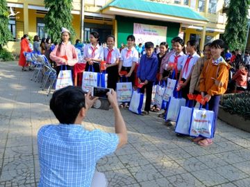 Trẻ em miền núi ‘ai cũng có lì xì, vui quá!’ - Ảnh 5.