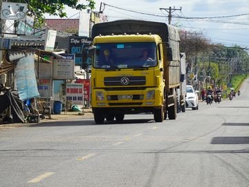 Tỉnh lộ 769 đi qua thị trấn Dầu Giây trở nên quá tải, thường xuyên kẹt xe, tai nạn. Ảnh: Phước Tuấn