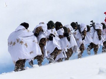 Lính biên phòng Trung Quốc tuần tra tại tỉnh Ali thuộc Tây Tạng hồi tháng 3/2020. Ảnh: PLA Daily.