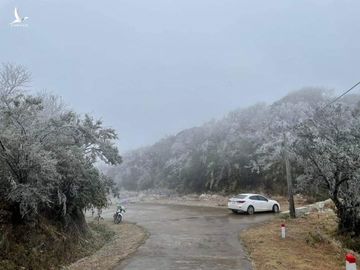 Băng đá bao phủ, du khách kéo nhau lên Cao Bằng săn tuyết