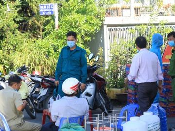 Lén lên tàu biển thăm người thân, một người ở TP.HCM bị cách ly 14 ngày - Ảnh 1.