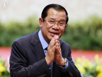 Kiểu chào truyền thống của dân tộc Khmer /// REUTERS