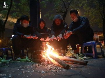 Người dân quây quần đốt sưởi ấm trong đợt rét Tết dương lịch 2021. Ảnh: Gia Chính