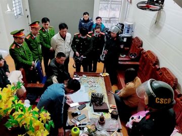 Cảnh sát đội kích nhà của một nghi can trong đường dây, tối 14/1. Ảnh: Hùng Lê