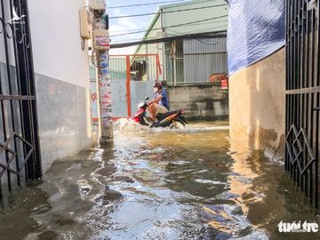 Trời không mưa, triều cường không cao, đường ở Thủ Đức vẫn ngập cả mét - Ảnh 9.