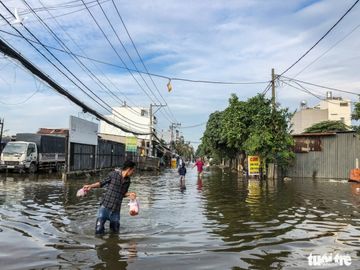 Trời không mưa, triều cường không cao, đường ở Thủ Đức vẫn ngập cả mét - Ảnh 7.