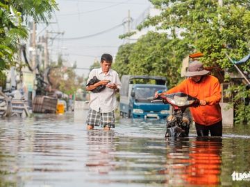 Trời không mưa, triều cường không cao, đường ở Thủ Đức vẫn ngập cả mét - Ảnh 10.