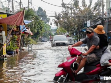 Trời không mưa, triều cường không cao, đường ở Thủ Đức vẫn ngập cả mét - Ảnh 5.