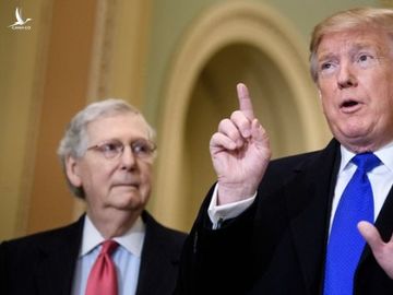 Lãnh đạo đảng Cộng hòa tại thượng viện Mitch McConnell (trái) cho rằng Tổng thống Trump đã kích động cuộc tấn công quốc hội /// AFP