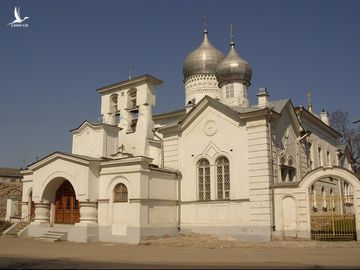 Nhà thờ Varlaam Khutynsky ở Pskov được xây dựng trong một ngày giữa dịch bệnh năm 1466. Công trình được thay thế bằng một tòa nhà bằng đá (như hình) vào năm 1495, tồn tại đến ngày nay. Ảnh: Gavrilov S.A.