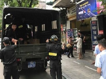 Bộ Công an khám xét chuỗi cửa hàng điện thoại của Công ty Nhật Cường hồi tháng 5.2019 /// Ảnh Đình Trường