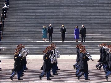 Ông Biden và phu nhân tham dự lễ duyệt binh tại cánh phía Đông điện Capitol. Ảnh: CNN 