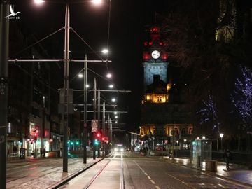 Năm mới ở Anh: Chuông đồng hồ Big Ben reo nhưng không ai ra đường - Ảnh 4.