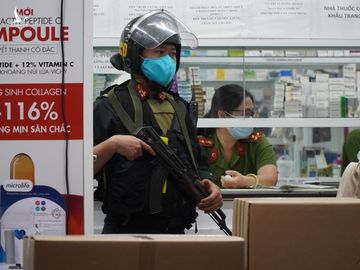 Cảnh sát vây ráp, kiểm tra ba nhà thuốc tháng 12/2020. Ảnh: Phước Tuấn