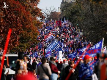 Người ủng hộ ông Donald Trump tập trung trong cuộc tuần hành ngày 14/11/2020 tại Washington DC. Ảnh: Reuters