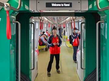 Nguoi dan tham quan tau Metro Nhon - ga Ha Noi anh 6