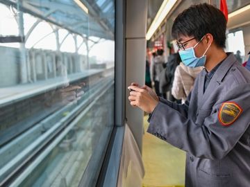 Nguoi dan tham quan tau Metro Nhon - ga Ha Noi anh 7