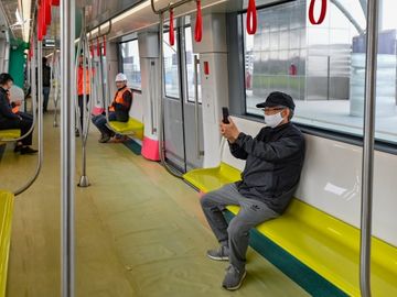 Nguoi dan tham quan tau Metro Nhon - ga Ha Noi anh 9