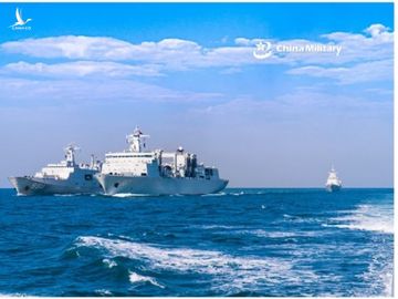 Tàu tiếp tế Tra Can Hồ (967) và tàu đổ bộ Côn Lôn Sơn (998) của Trung Quốc trong cuộc diễn tập ở Biển Đông ngày 14.1 /// Chụp màn hình Chinamil.com.cn