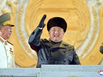 Tổng bí thư đảng Lao động Triều Tiên Kim Jong Un tươi cười trên lễ đài trong sự kiện này.