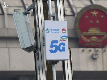 Thiết bị hoạt động 5G có logo của China Mobile và Huawei trước trung tâm hội nghị Đại hội Nhân dân Toàn quốc (NPC) ở Lạc Dương, tỉnh Hà Nam, Trung Quốc tháng 2/2019. Ảnh: Reuters.