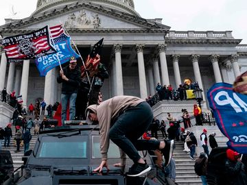 Người biểu tình ủng hộ Trump trong cuộc bạo loạn ở Đồi Capitol hôm 6/1. Ảnh: AFP.