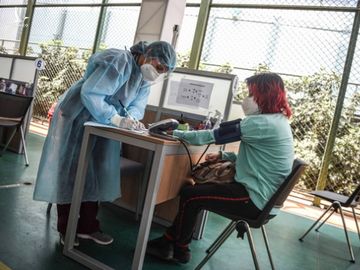 Trung Quốc gặp khó khi thuyết phục người dân các nước tin tưởng vắc xin COVID-19 - Ảnh 1.