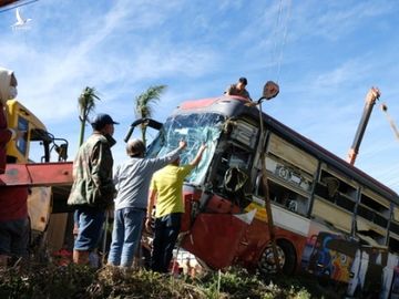 Xe khách lật nhào trên cao tốc Liên Khương - Prenn, 20 người hoảng loạn - ảnh 1