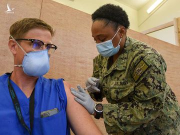 Quân nhân Mỹ tiêm vaccine Covid-19 tại Guam ngày 4/1. Ảnh: US Army