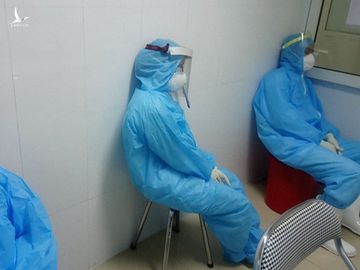 Hình ảnh bác sĩ Bệnh viện Việt Nam Uông Bí Thuỵ Điển nghỉ ngơi sau khi đi truy vết tại ổ dịch Đông Triều. Ảnh: Bệnh viện cung cấp