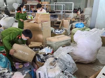 Công an Q.Liên Chiểu kiểm đếm số hàng lậu /// ẢNH: NGUYỄN TÚ