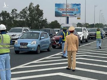 Người dân kéo nhau về quê ăn tết, cao tốc Pháp Vân - Cầu Giẽ xảy ra hiện tượng ùn ứ /// Ảnh Minh Hải