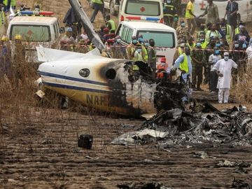 Xác chiếc máy bay quân sự bị rơi ở Nigeria /// Reuters