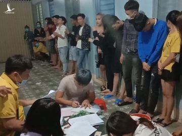 22 'dân chơi' đang tổ chức tiệc ma túy trong nhà nghỉ thì bị phát hiện /// ẢNH: CÔNG AN CUNG CẤP