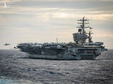 Tàu sân bay Mỹ USS Nimitz trong cuộc tập trận chung với tàu sân bay USS Theodore Roosevelt ở Biển Đông vào ngày 9.2 /// Ảnh: US Navy