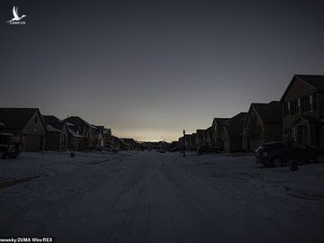 Gần 4 triệu người ở Texas sống trong cảnh tăm tối, lạnh lẽo vì không có điện. Ảnh: REX