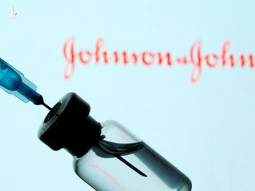 Một lọ đựng vaccine Covid-19 của Johnson&Johnson. Ảnh: Reuters.