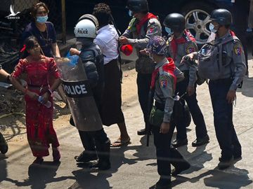 Cảnh sát Myanmar bắt người tham gia biểu tình tại thành phố Yangon, ngày 27/2. Ảnh: AFP.